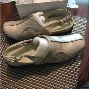 Easy street.comfort wave…..Stretch for fit comfort ADJUSTABLE Straps. NEW 8.5 w